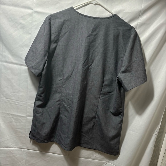 Figs Women’s Large Grey Technical Collection Casma Three Pocket Scrub Top - Picture 2 of 4